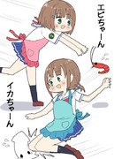 エプロンから逃げたエビとイカを捕まえる杵崎姉妹