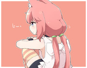 部屋の隅をじっとみつめるひなたちゃん