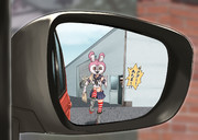 来客者の忘れ物を届けるため車を追いかけるうさぎ