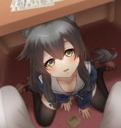 「ヨナちゃん under the desk 」