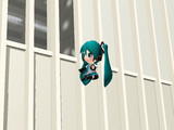 空中に浮く不思議なミクさん