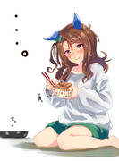 庶民スタイルで牛丼に勤しむキングさん(照)