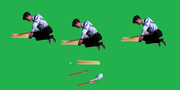 割れた板に棒を擦りつけて火起こしをするNKTIDKSG.GB