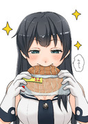 今日も一日頑張った自分へのご褒美に食後のデザートを食べる阿賀野姉ぇ