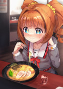 ラーメンを食べるやよい