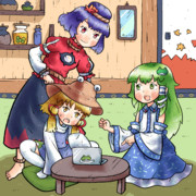 自作の守矢神社のSNSのページを八坂神奈子様と洩矢諏訪子様に見せる東風谷早苗さん