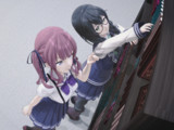 本棚上段に悪戦苦闘する花隈千冬ちゃん