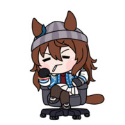 椅子に座るナカヤマ