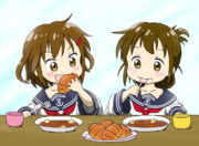 ごはん食べる幼雷ちゃんと幼電ちゃん