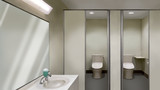 鏡と個室トイレの背景　1920×1080（16：9）【フリー素材】