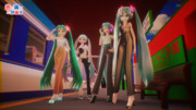 【赤と青の静画博】赤と青の間に立つ4人のミクさん。