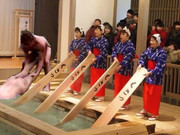 湯もみを楽しむタクヤさん