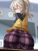 「オタク君、ちょっと机借りるね！」