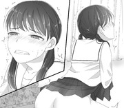 遠足のバスの中でパンツを脱いで、おしりを出してバケツの中に下痢ウンチを噴射している女の子