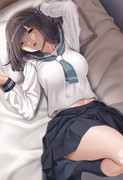 ベッドで休憩するセーラー服彼女