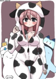 ゆりちゃんとおそろの牛さんルームウェアを着るネモ