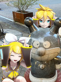 バイキンマン像とリンちゃんとレンくん
