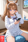 自室でくつろいでスマホでSNSするアーモンドアイちゃん