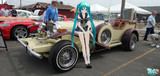 70年代の高級車の横に寄りかかるミクちゃん