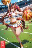 英語のトレーナーを応援するチアリーダーのダイワスカーレット