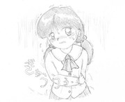 お腹を押さえている女の子