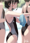 体を拭いてる女子