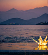 千の羽に　願ひをかけし　折鶴も　知らぬ御手には　紙のあはれよ