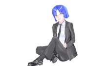 スーツ姿の山田リョウ