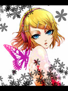 右肩に紫蝶々。