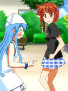 変な格好じゃなイカ！