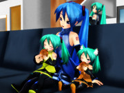 ミニとリトがおせんべいを食べる