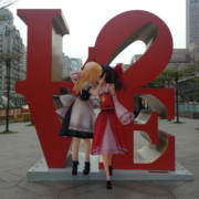 モニュメントの前で