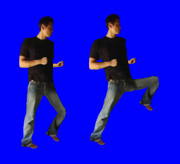 膝蹴りを放つEMT