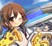 雷「じゃーん♪司令官ピザ届けにきたわ」