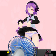 暑い日ってスカートの中蒸れちゃうからこうしないとね！