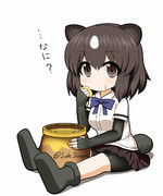 はちみつが離せないヒグマ