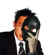 ついに正体を現したAKNM