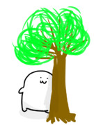 木の陰に隠れて偵察する高澤淳介