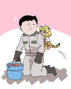 赤ちゃんジャガーにじゃれつかれて危機を感じるなかやまおにいさん