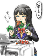 雑草とクッキーを召し上がる月ノ美兎さん