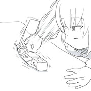 アルミホイルを叩いて鉄球を作ろうとするエリカ