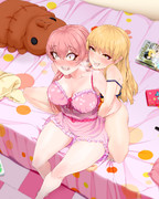 手触りだけで、渡されたものが何か当てるあそびをするミカリカ