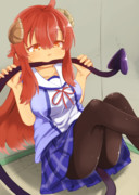 自分の尻尾を咥えると落ち着くシャミ子