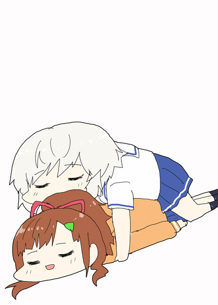 メイちゃんの上で寝るタマちゃん