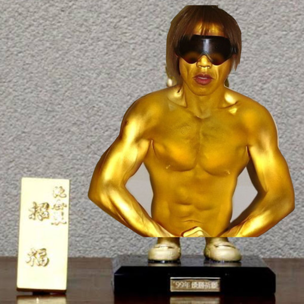 純金のタクヤさん像