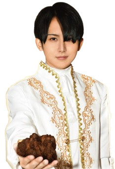 チョコの塊を手に持つ男