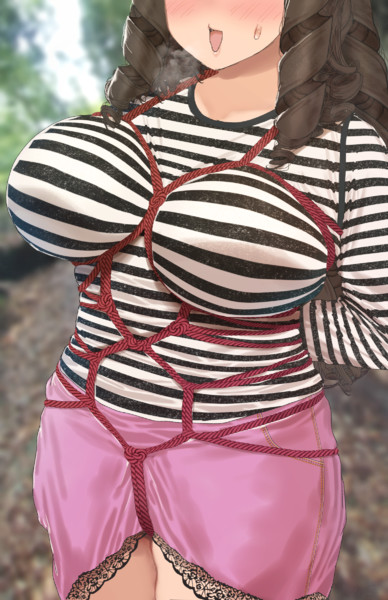 何故か野外で縛られている巻き髪お姉さん