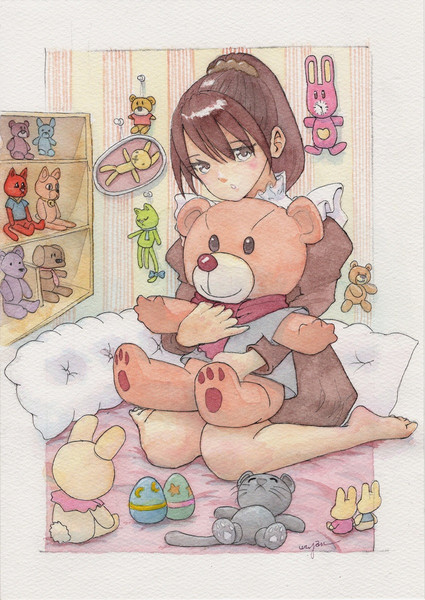 くまのぬいぐるみを抱いてる女の子
