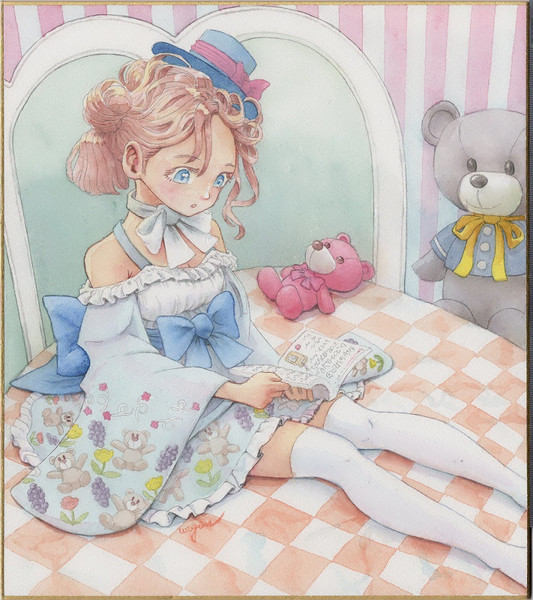 くまのぬいぐるみが好きなサーモンピンクヘアーの女の子