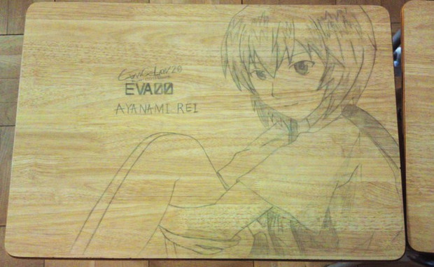 学校の机に綾波レイを描いた